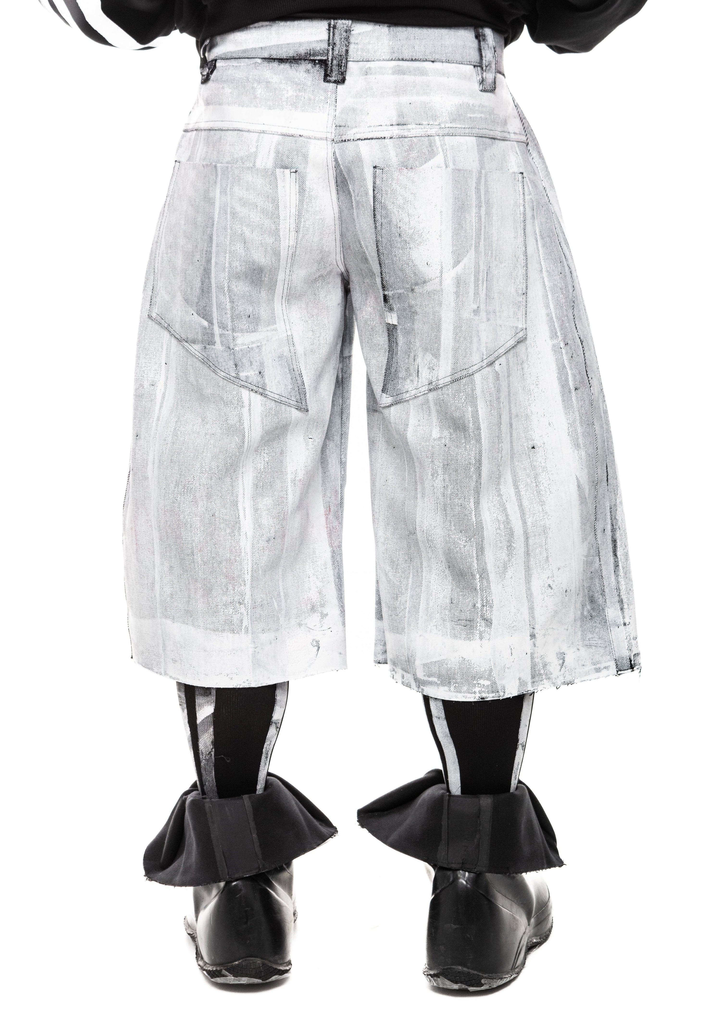 WAXED WHITE DENIM SHORTS