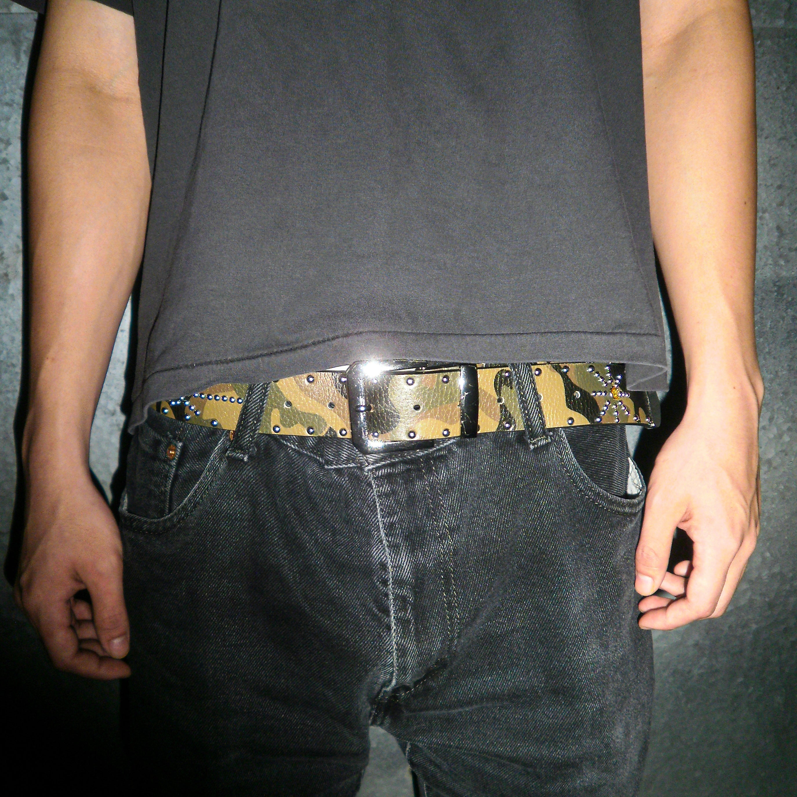 STUDDED CAMO COWHIDE BELT IN GREEN