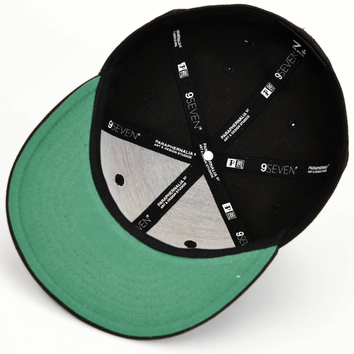 ℗ FITTED HAT