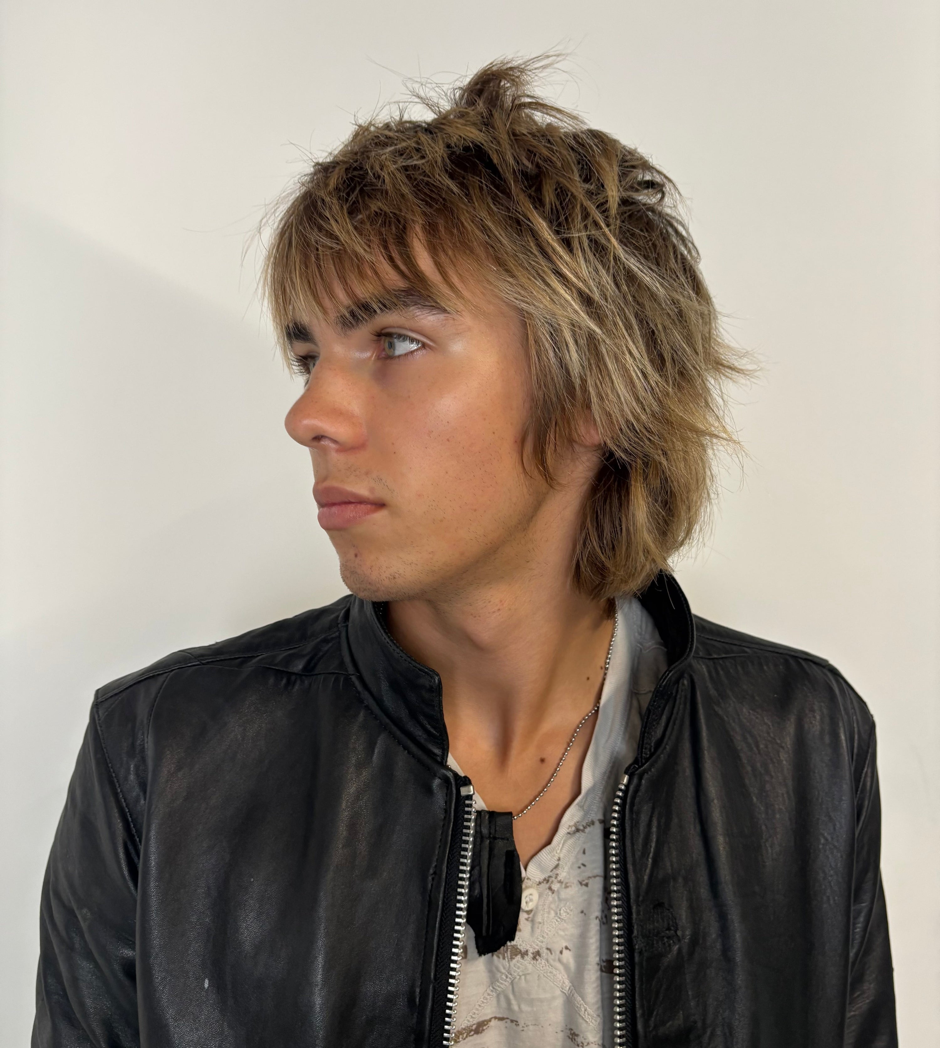 e Leather Necklace 1/1