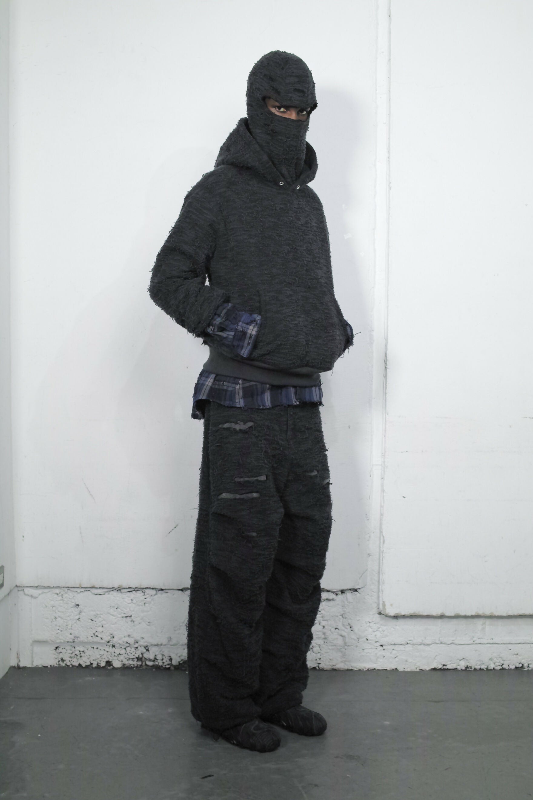 【PRE-ORDER】DISTRESSED FABRIC 4-TUCK TROUSERS / BLACK
