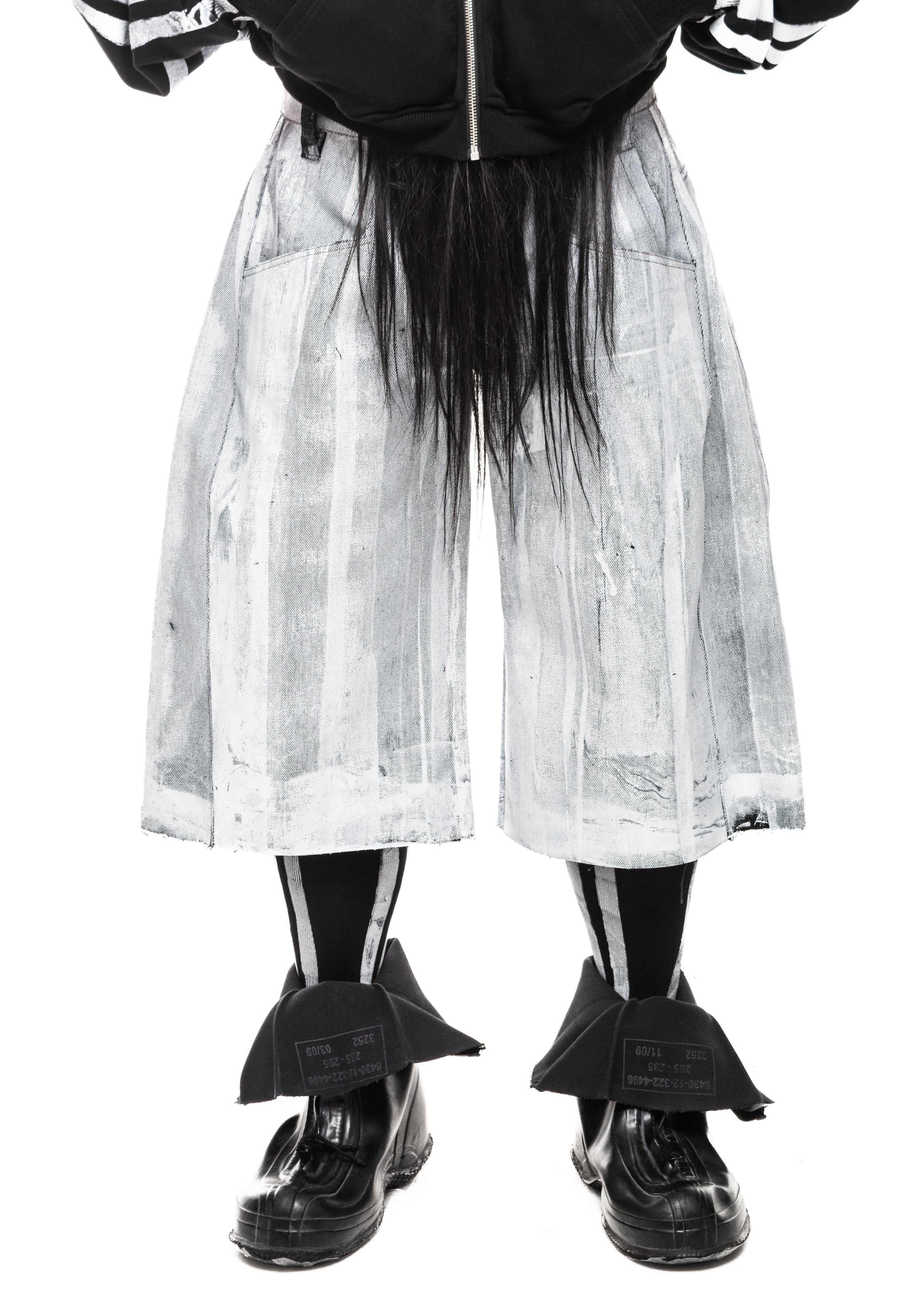 WAXED WHITE DENIM SHORTS