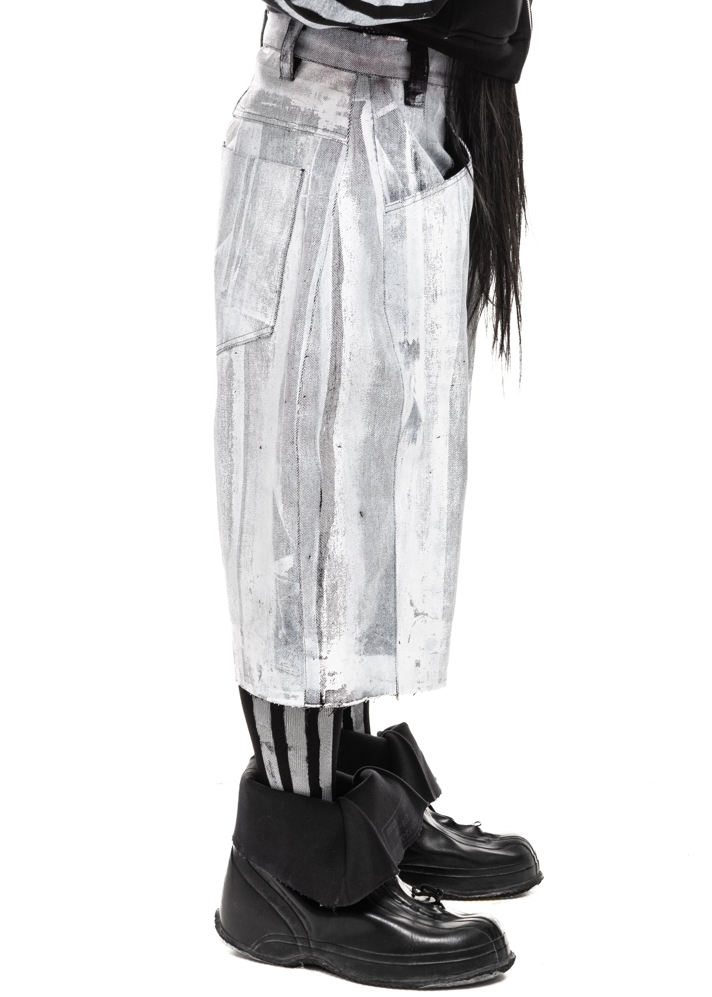 WAXED WHITE DENIM SHORTS