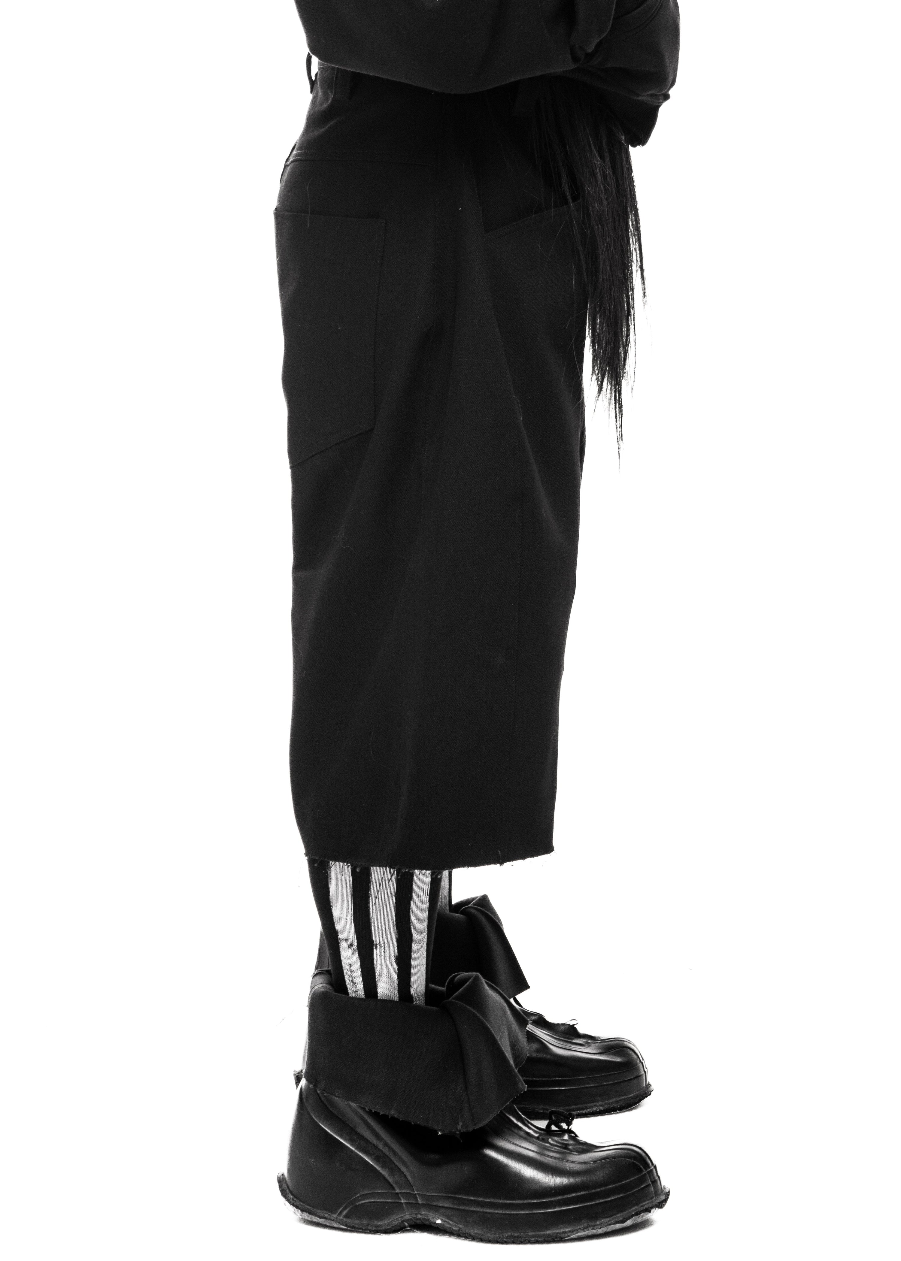 Zoom on leg opening and texture of denim fabric.