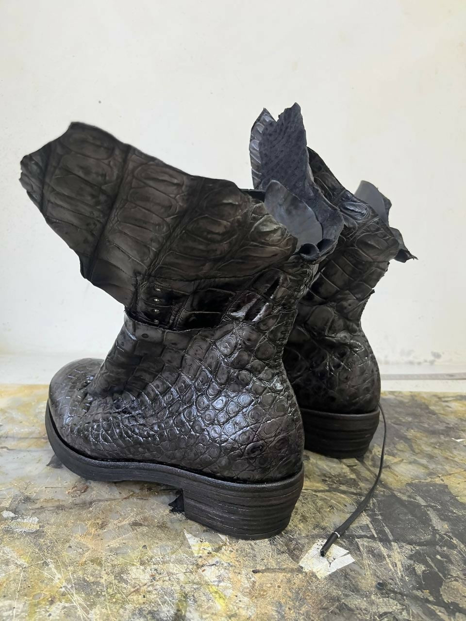 TLAL8 Antique Crocodile Grey