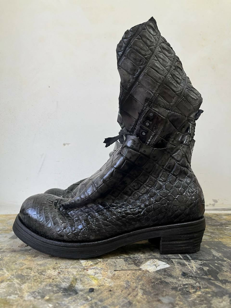 TLAL8 Antique Crocodile Grey