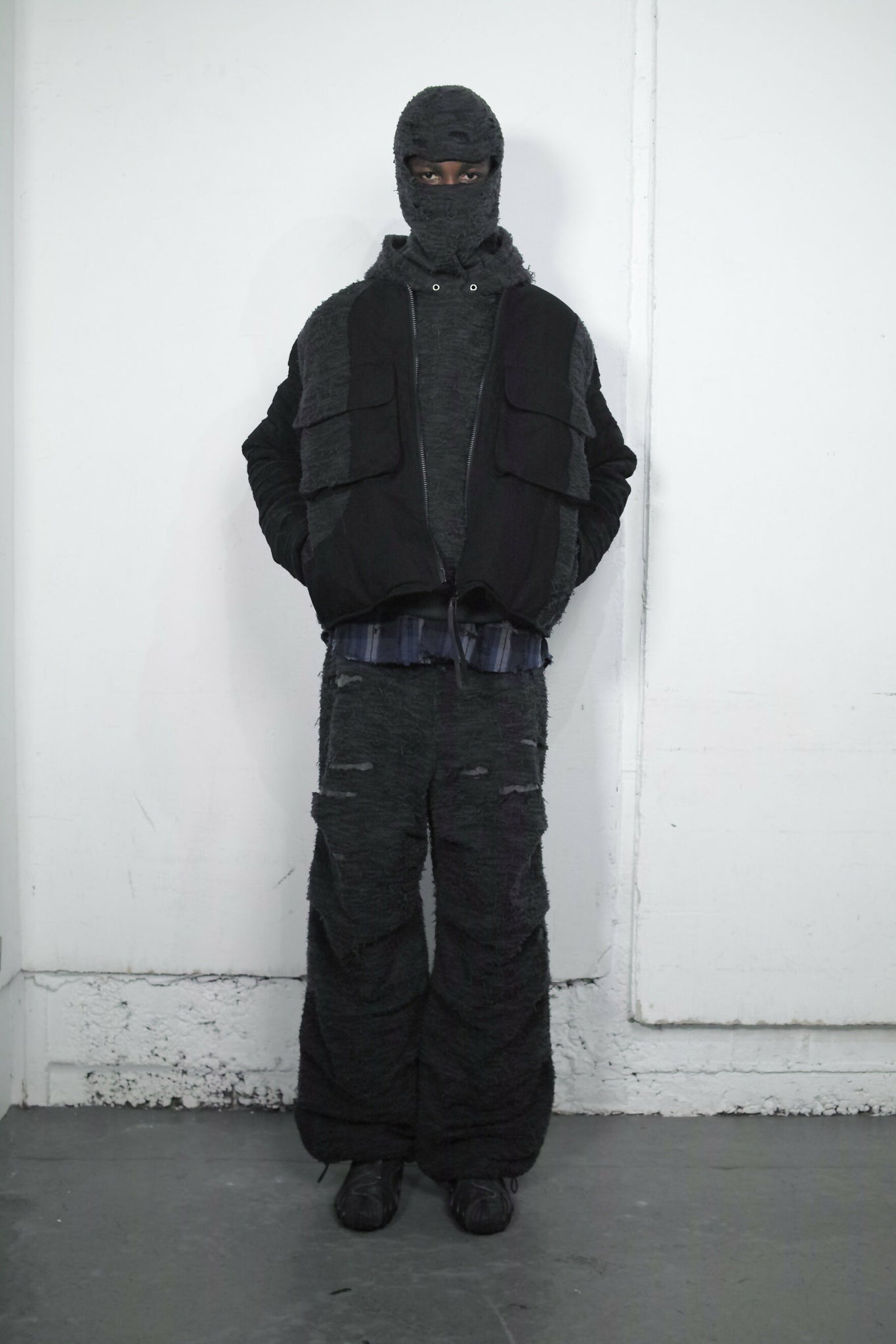 【PRE-ORDER】DISTRESSED FABRIC 4-TUCK TROUSERS / BLACK