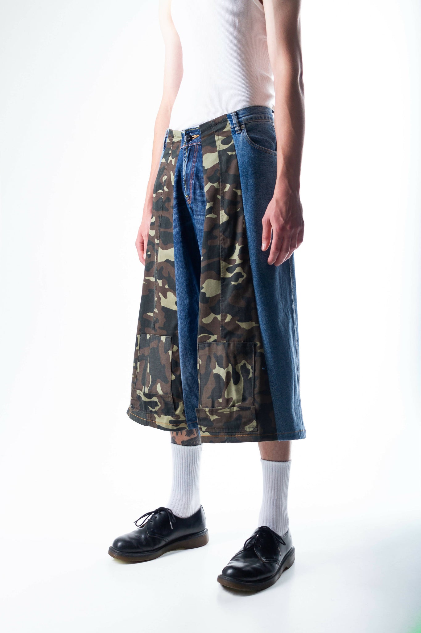 REWORKED SHORTS 5· WAIST: 76 CM